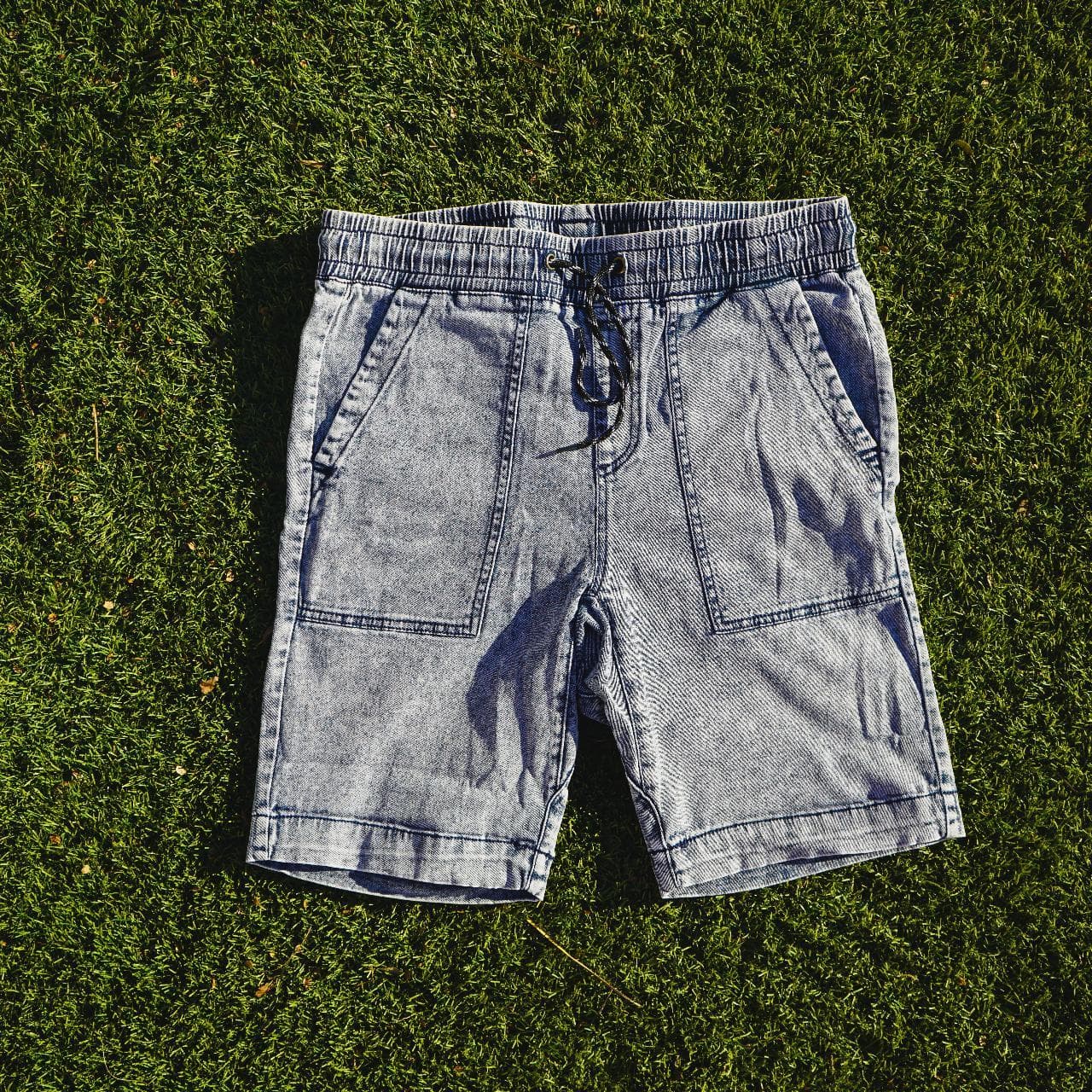Forever 21 men's denim shorts. Acid-washed denim with an elastic waistband, and drawstring with front and back pockets. Nice stretchy shorts that are perfect for skating, active sports, and more. Men's size 30 🎒