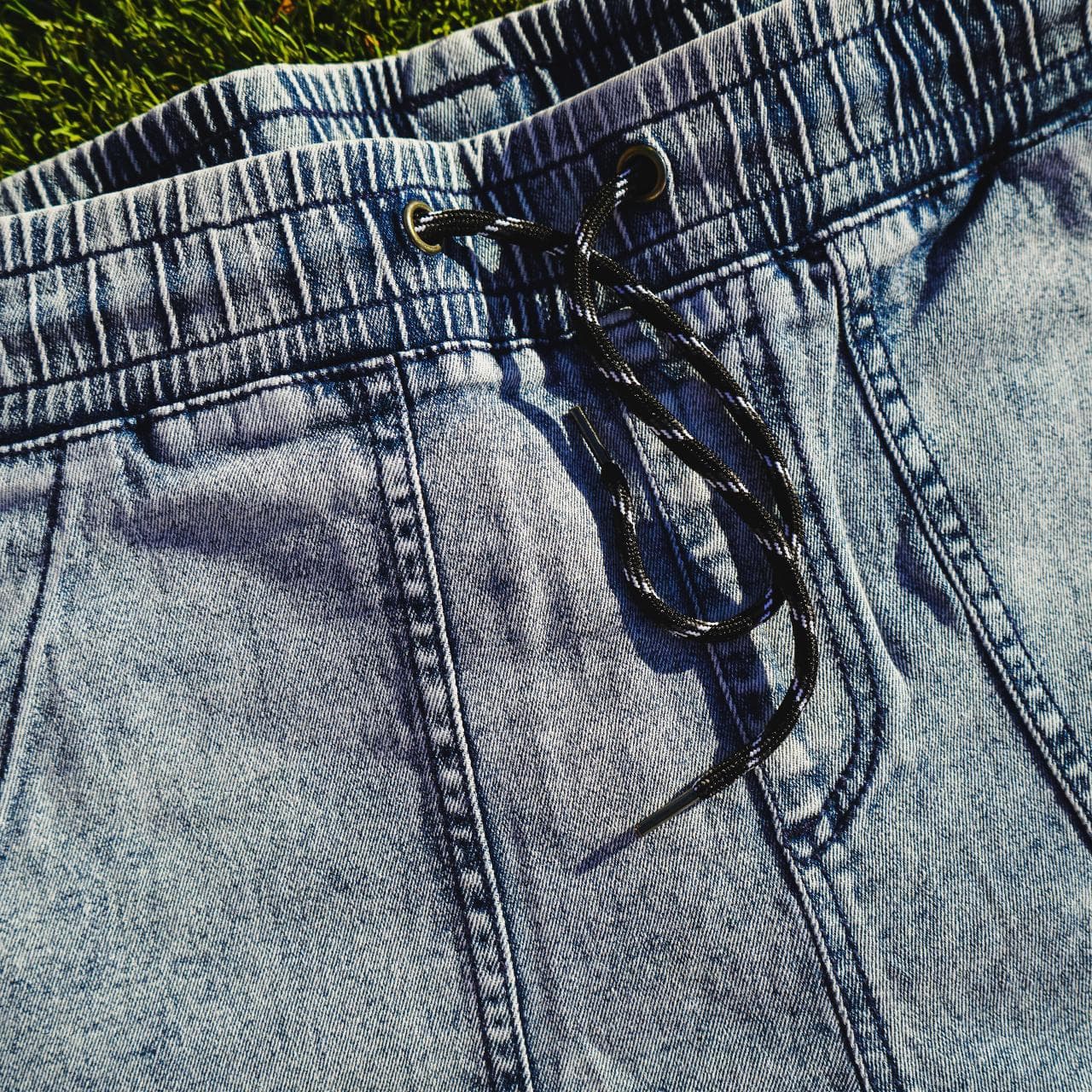 Forever 21 men's denim shorts. Acid-washed denim with an elastic waistband, and drawstring with front and back pockets. Nice stretchy shorts that are perfect for skating, active sports, and more. Men's size 30 🎒 - Thumbnail 2