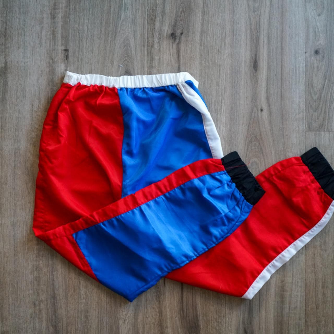 High-waisted women's sweatpants from Fashion Nova. Features zip front, elastic waist, and ankles. Women's size small 🏎 #colorblock