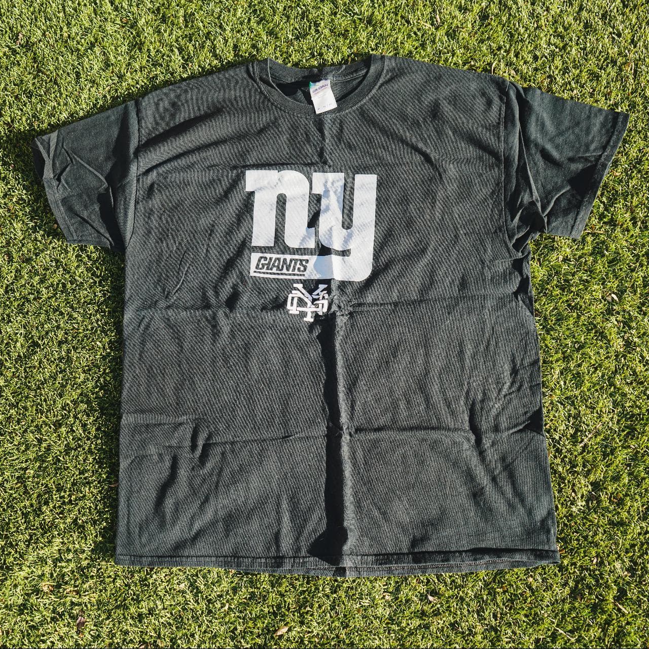 New York Giants tee with reflective 3M logo on front. On the back seam is an additional set of logos. Great NFL tee for Giants fans. Size Adult XL 🏈