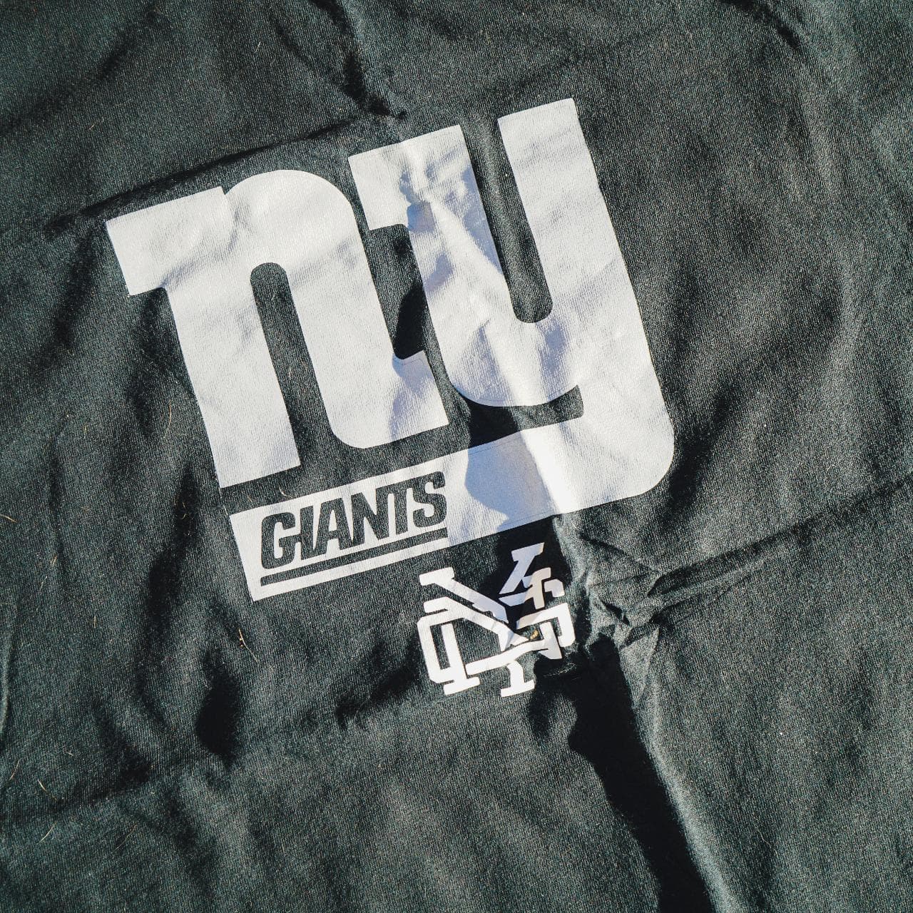 New York Giants tee with reflective 3M logo on front. On the back seam is an additional set of logos. Great NFL tee for Giants fans. Size Adult XL 🏈 - Thumbnail 2