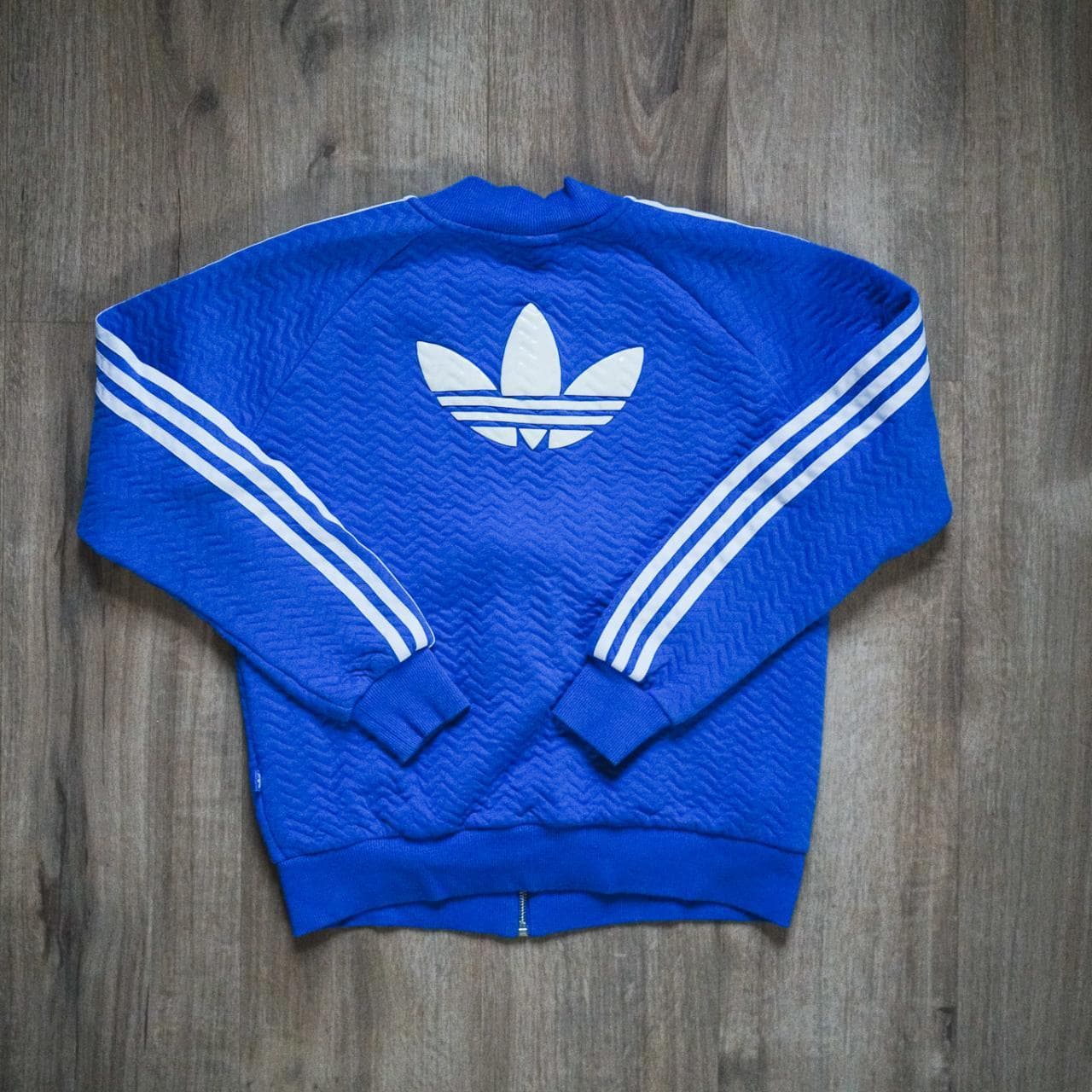 Textured #Adidas trefoil jacket with zippered closure. Features trefoil logo on the front and back in high gloss screenprint, with zippered pockets. Size adult women's small.