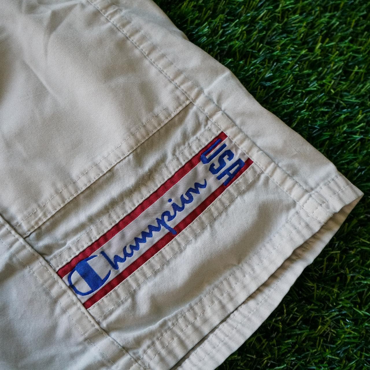 Vintage custom #Champion logo shorts in grey. Features stitched logo on front, pockets, elastic waist and drawstring. Adult size L/XL 👟