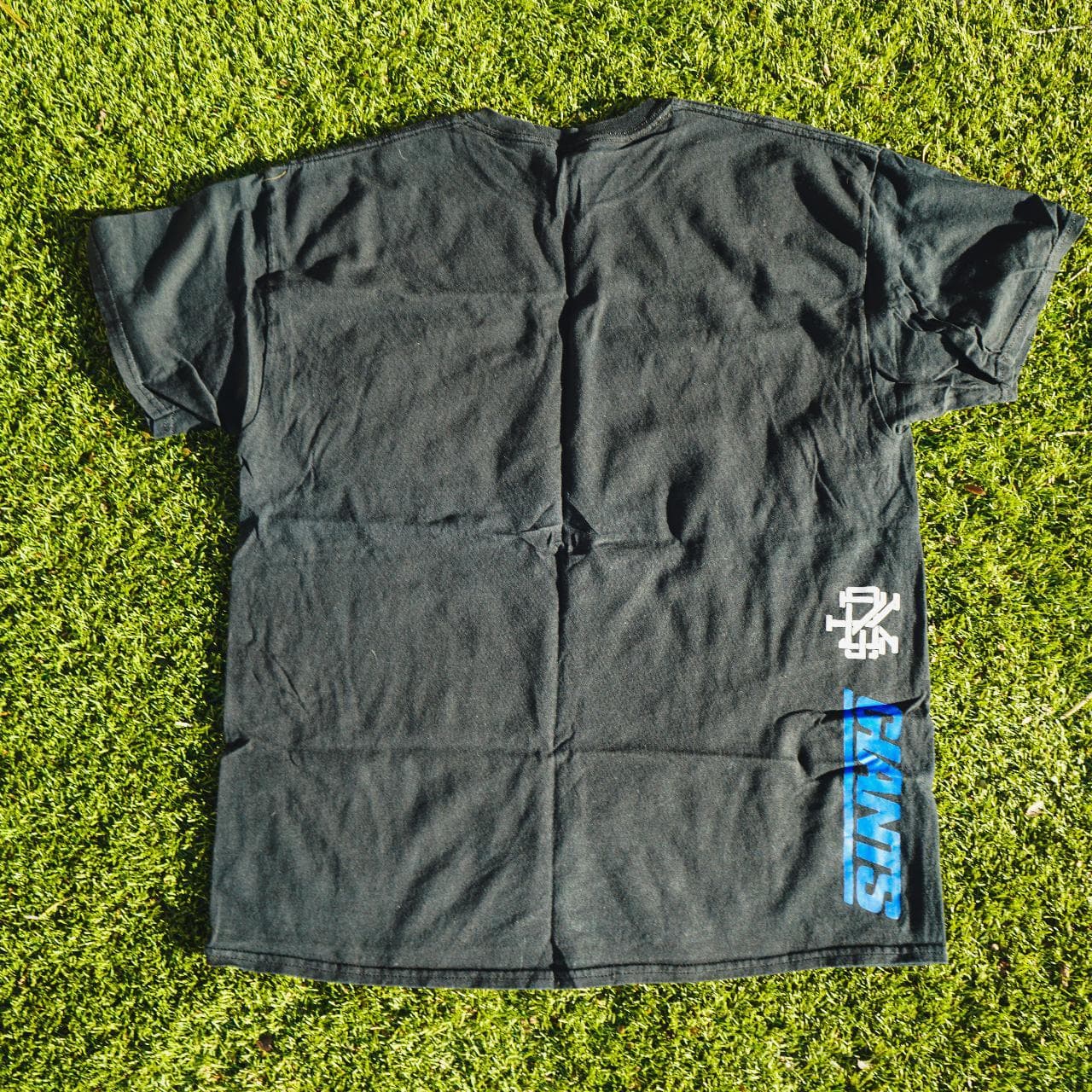 New York Giants tee with reflective 3M logo on front. On the back seam is an additional set of logos. Great NFL tee for Giants fans. Size Adult XL 🏈 - Thumbnail 4