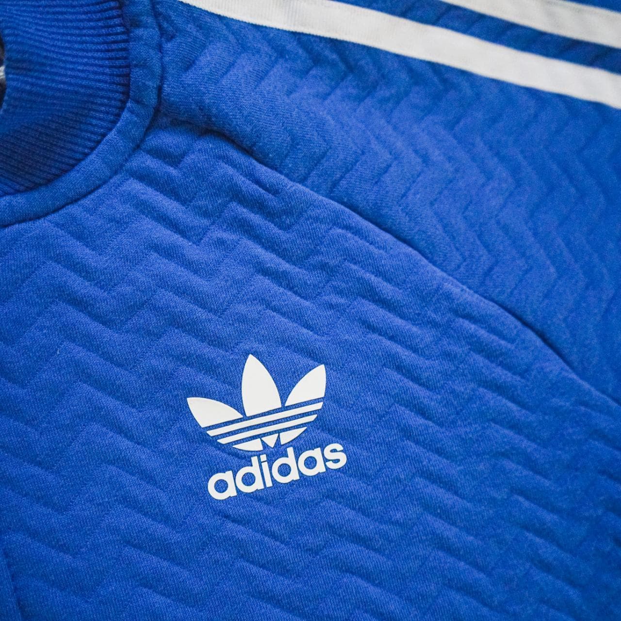 Textured #Adidas trefoil jacket with zippered closure. Features trefoil logo on the front and back in high gloss screenprint, with zippered pockets. Size adult women's small. - Thumbnail 3