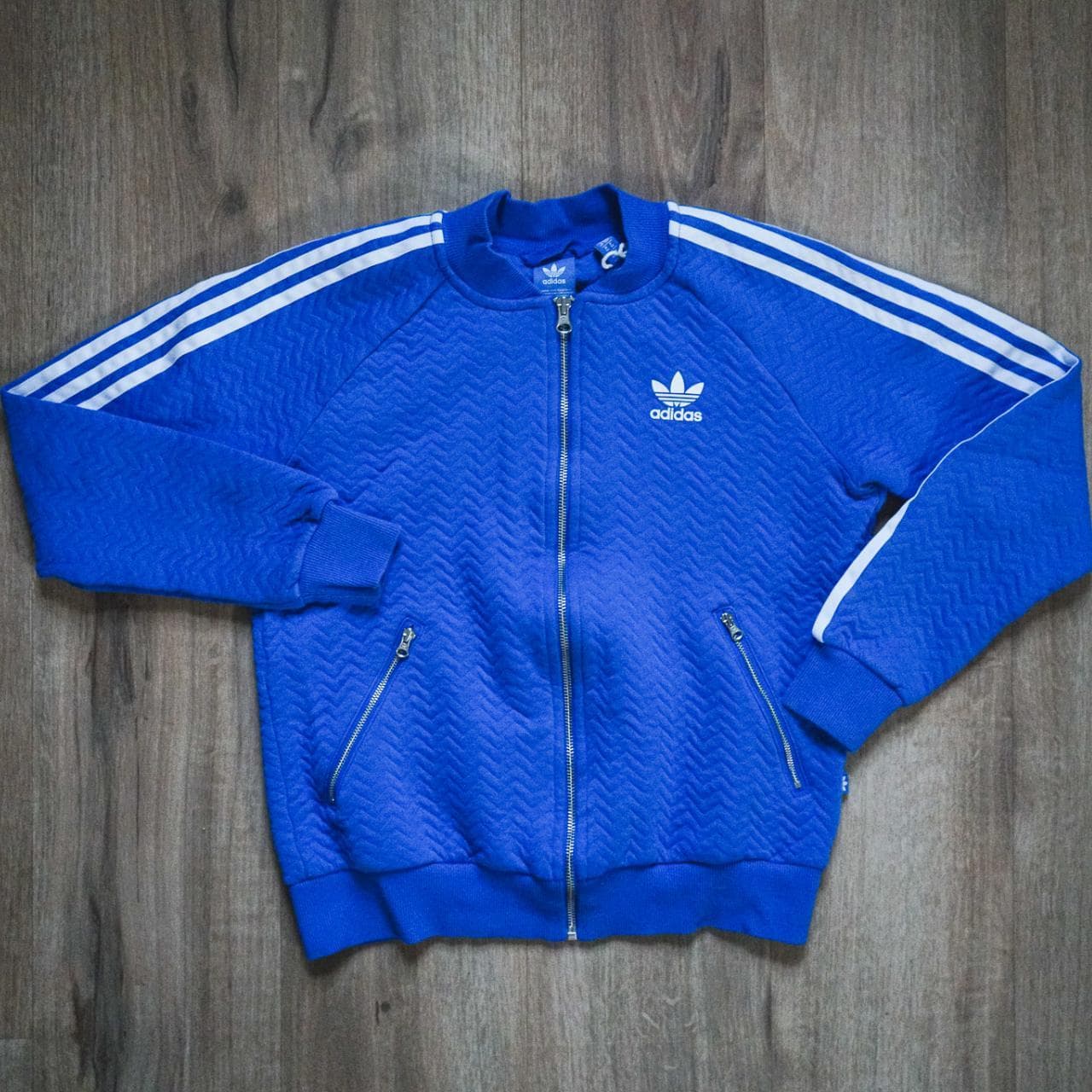 Textured #Adidas trefoil jacket with zippered closure. Features trefoil logo on the front and back in high gloss screenprint, with zippered pockets. Size adult women's small. - Thumbnail 2