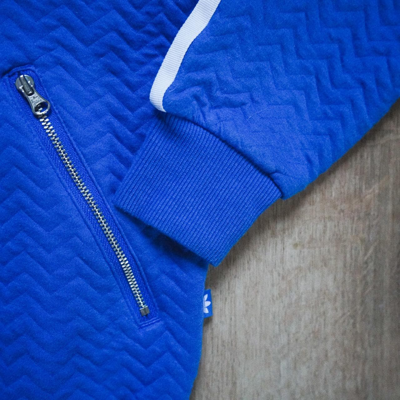Textured #Adidas trefoil jacket with zippered closure. Features trefoil logo on the front and back in high gloss screenprint, with zippered pockets. Size adult women's small. - Thumbnail 4
