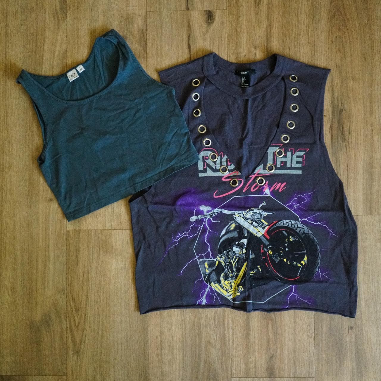 Grey crop top two-pack from #Forever21 and Nordstrom's BP. Women's sizes are medium and large.