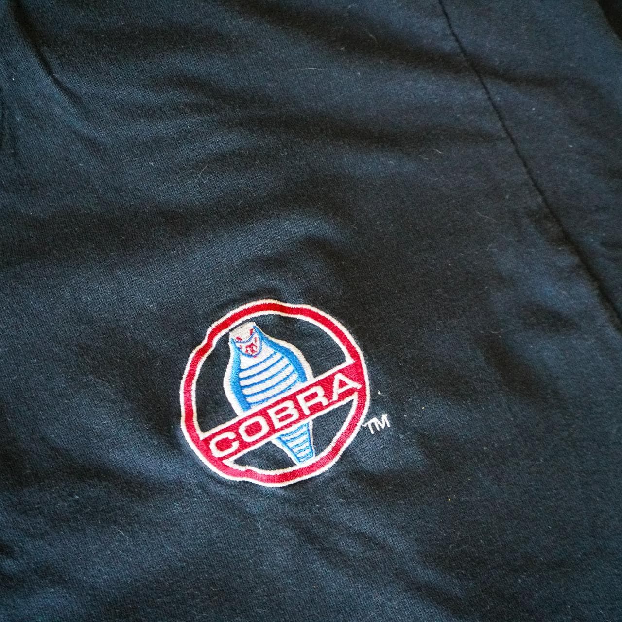 Vintage COBRA car tee. Features color stitched logo on front. Adult size large 🐍