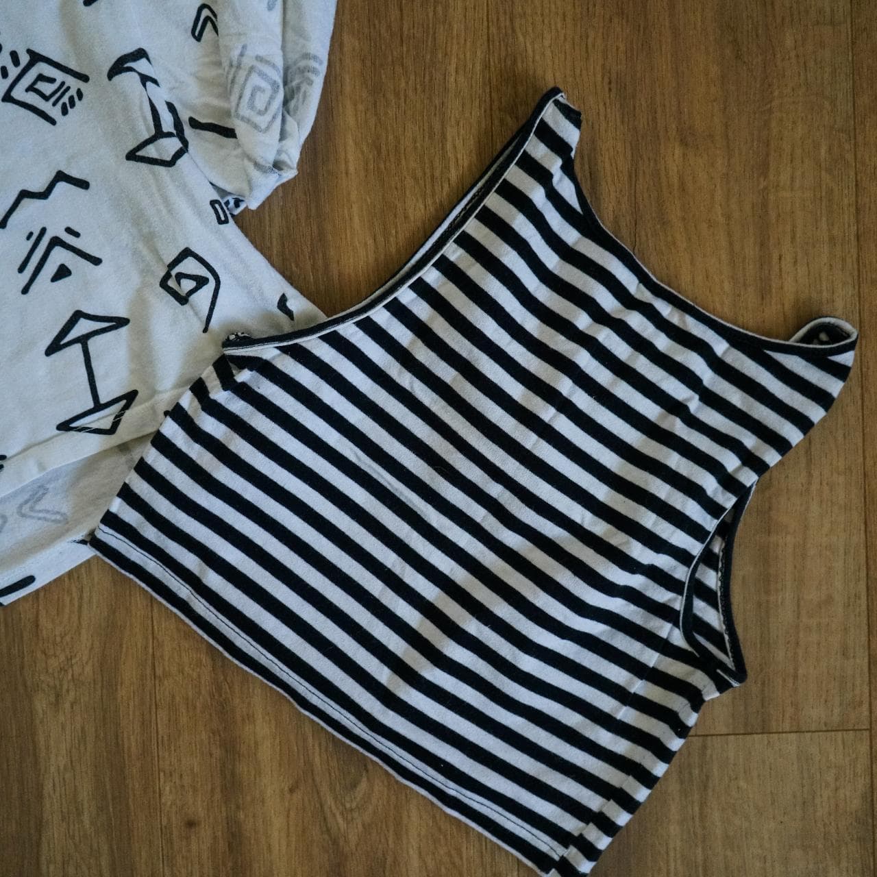 Black and white graphic crop top two-pack by #Forever21 and Nordstrom's #BP. Size adult medium. Both shirts feature allover graphics 🎱 - Thumbnail 3