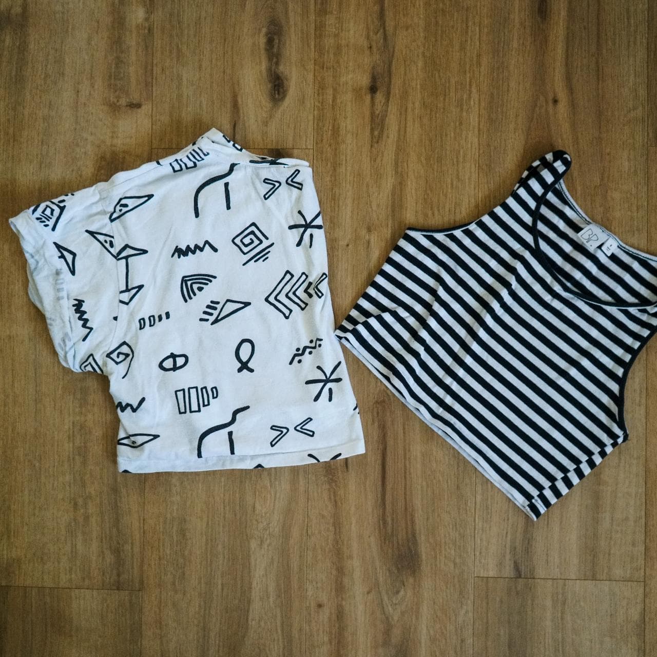 Black and white graphic crop top two-pack by #Forever21 and Nordstrom's #BP. Size adult medium. Both shirts feature allover graphics 🎱
