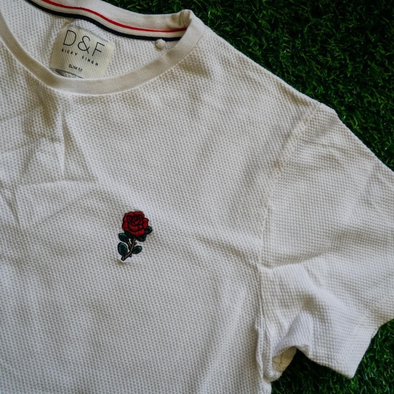 White D&F waffle knit tee with embroidered rose on front left. Size adult medium 🌹 - Thumbnail 2