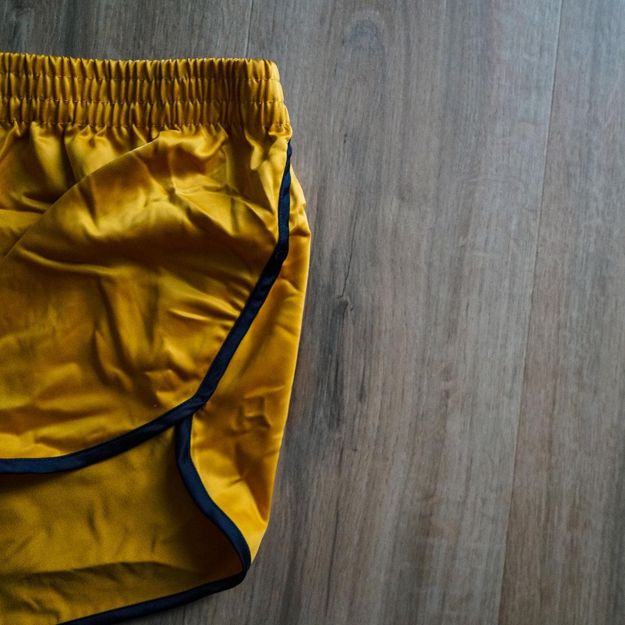 Women's silky short shorts in mustard and navy. Size women's medium 🩳 - Thumbnail 2