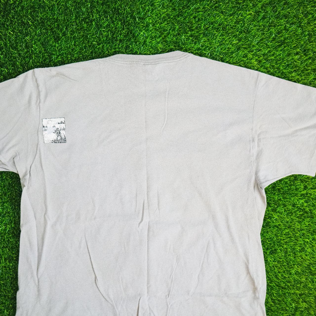 Vintage #CalvinKlein "French Quarter" tee in flat gray. Features graphic on front and small distressed graphic on the back. Size adult large, oversized fit 🍸 - Thumbnail 4