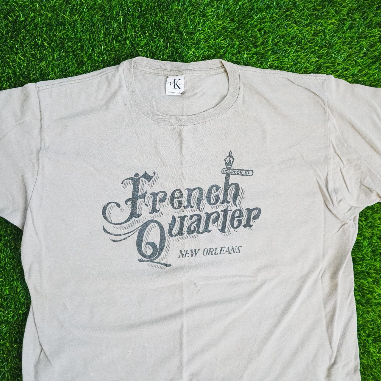 Vintage #CalvinKlein "French Quarter" tee in flat gray. Features graphic on front and small distressed graphic on the back. Size adult large, oversized fit 🍸