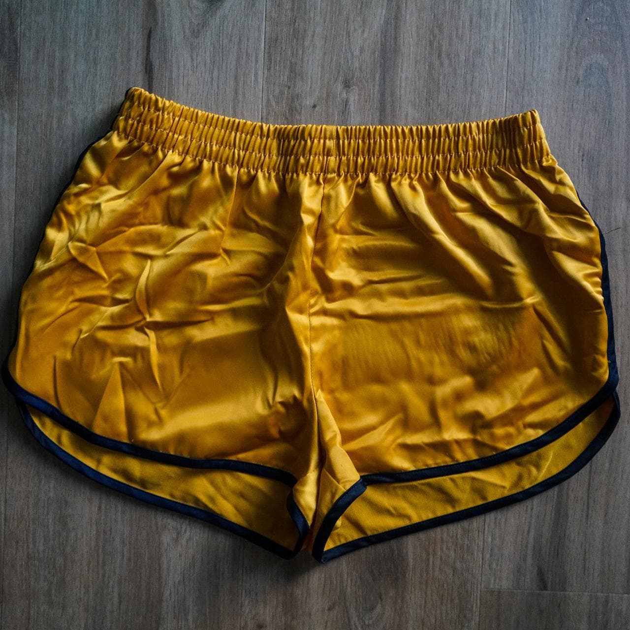 Women's silky short shorts in mustard and navy. Size women's medium 🩳