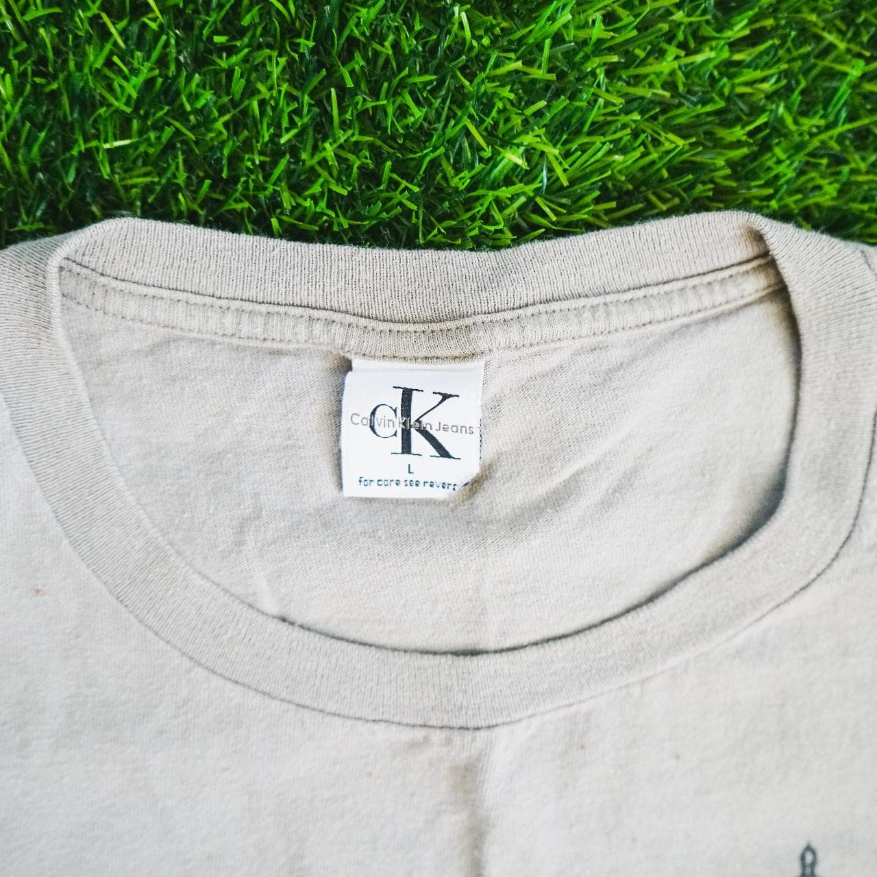 Vintage #CalvinKlein "French Quarter" tee in flat gray. Features graphic on front and small distressed graphic on the back. Size adult large, oversized fit 🍸 - Thumbnail 3