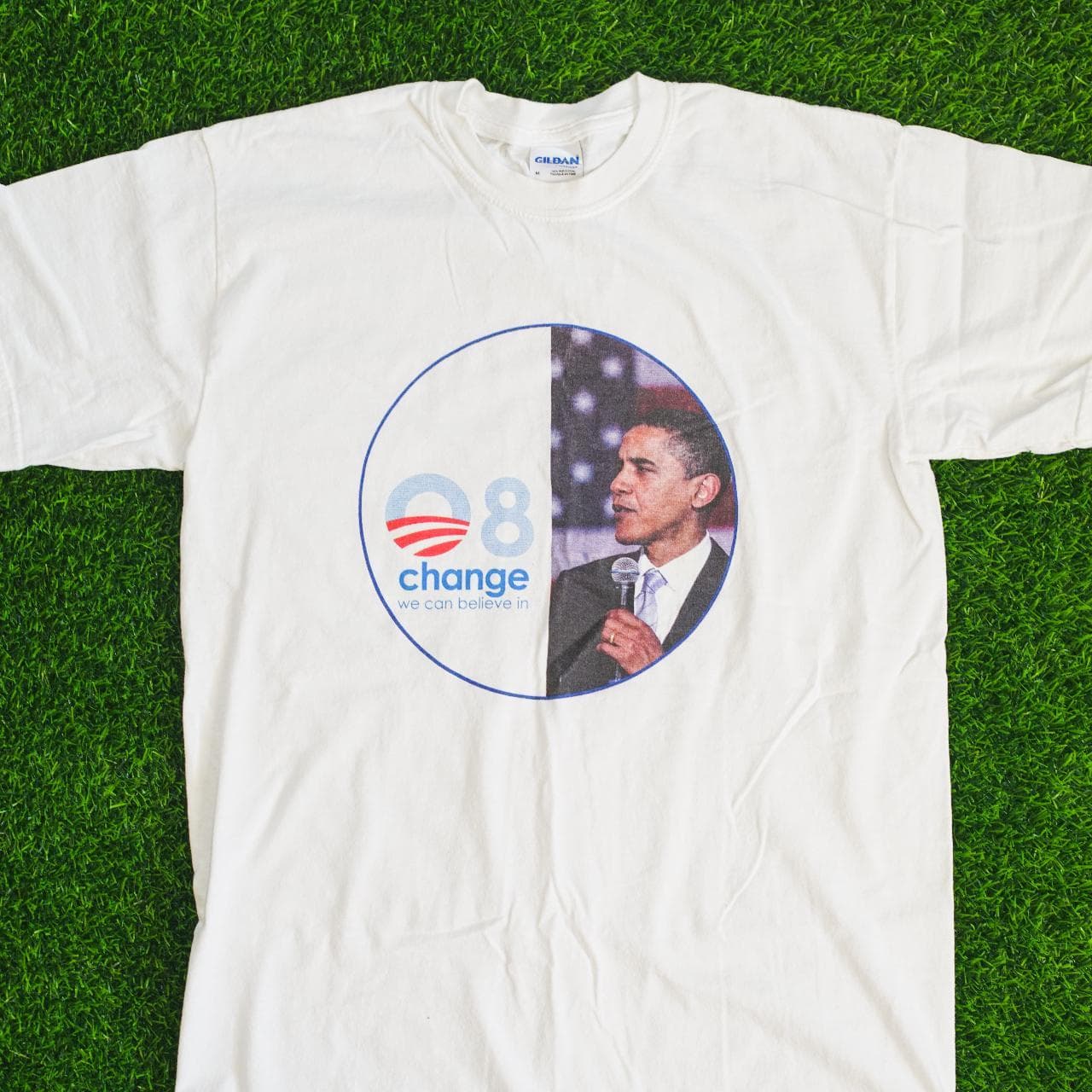 2008 #BarackObama campaign tee in white with full-color graphics on the front. "08 Change we can believe in" 🇺🇸 Size adult medium. #political