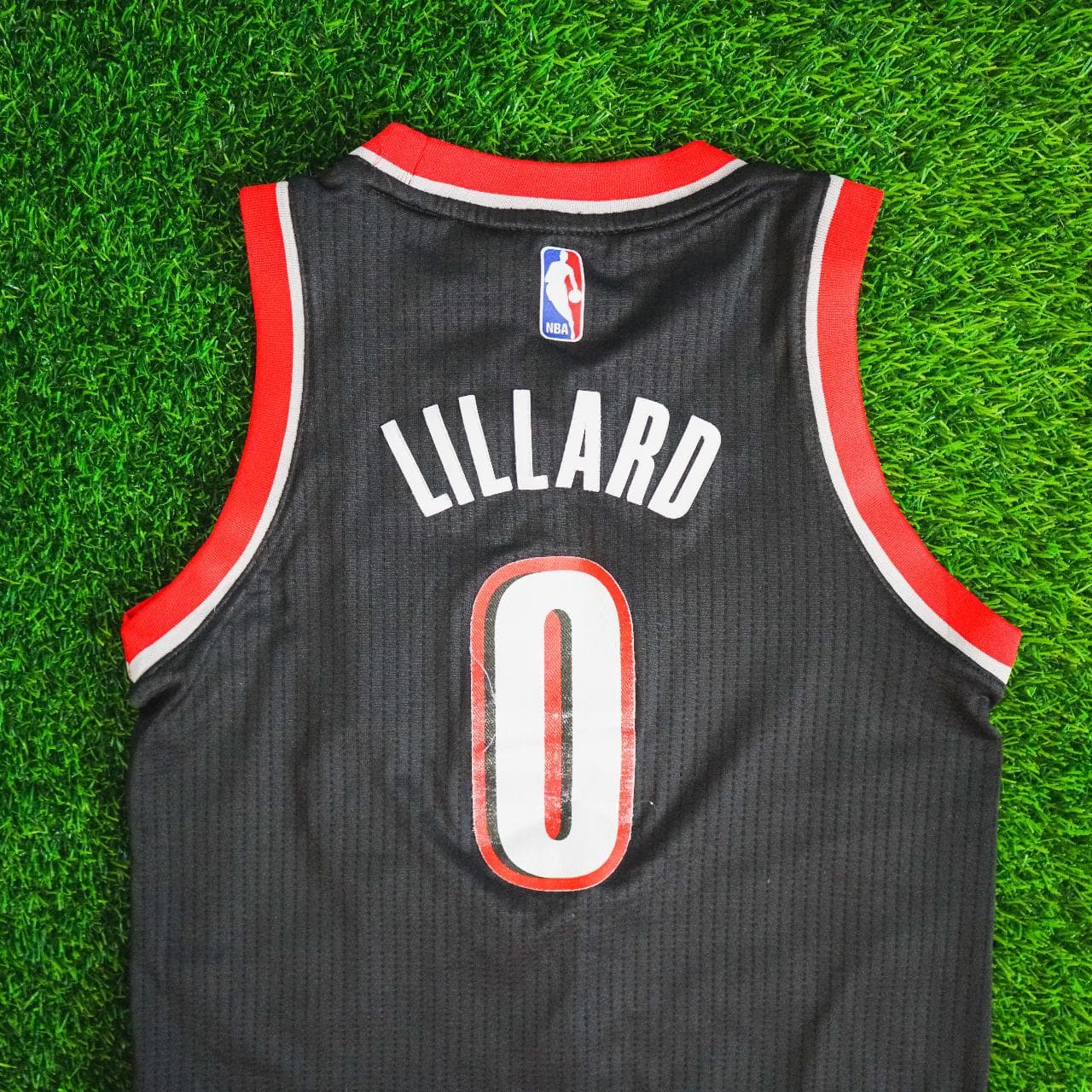 Damian Lillard #PortlandTrailblazers jersey in kid's size medium. Fits like a women's XS. Features swingman stripes, and logos on front. Name, number, and logo on back. Some light distressing on back number. #NBA jersey by #Adidas 🏀 - Thumbnail 4