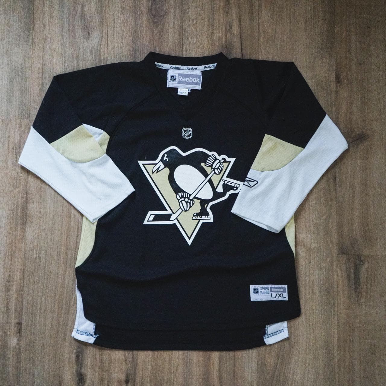 Pittsburgh Penguins #NHL jersey in kids' L/XL. Fits like a women's medium or men's small. Made by #Reebok and features all-over mesh, screenprint on the front, and stitched brand patch 🏒