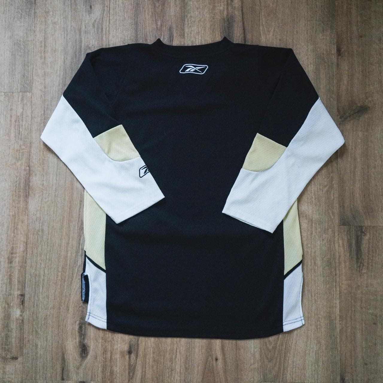 Pittsburgh Penguins #NHL jersey in kids' L/XL. Fits like a women's medium or men's small. Made by #Reebok and features all-over mesh, screenprint on the front, and stitched brand patch 🏒 - Thumbnail 4