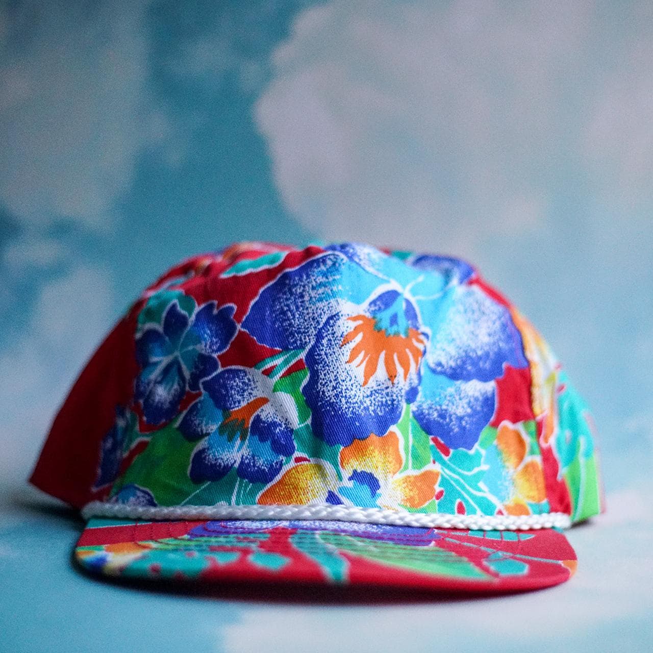 Vintage A-frame #Hawaiian hat 🌺 Snap closure with a structured front and white accent rope on the bill. Red underbrim.