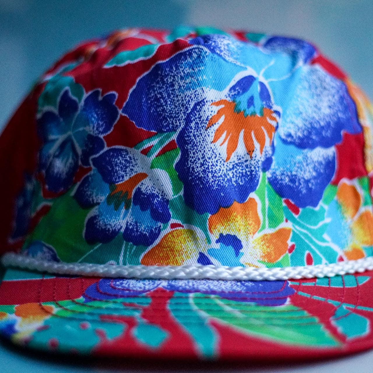 Vintage A-frame #Hawaiian hat 🌺 Snap closure with a structured front and white accent rope on the bill. Red underbrim. - Thumbnail 4
