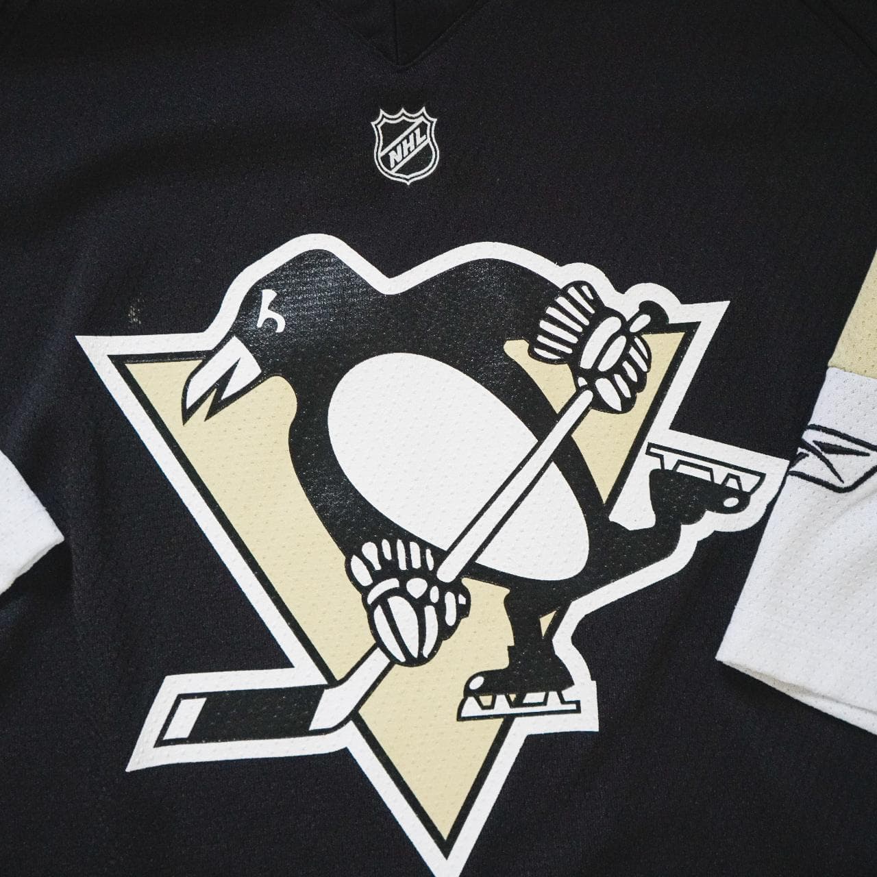 Pittsburgh Penguins #NHL jersey in kids' L/XL. Fits like a women's medium or men's small. Made by #Reebok and features all-over mesh, screenprint on the front, and stitched brand patch 🏒 - Thumbnail 3