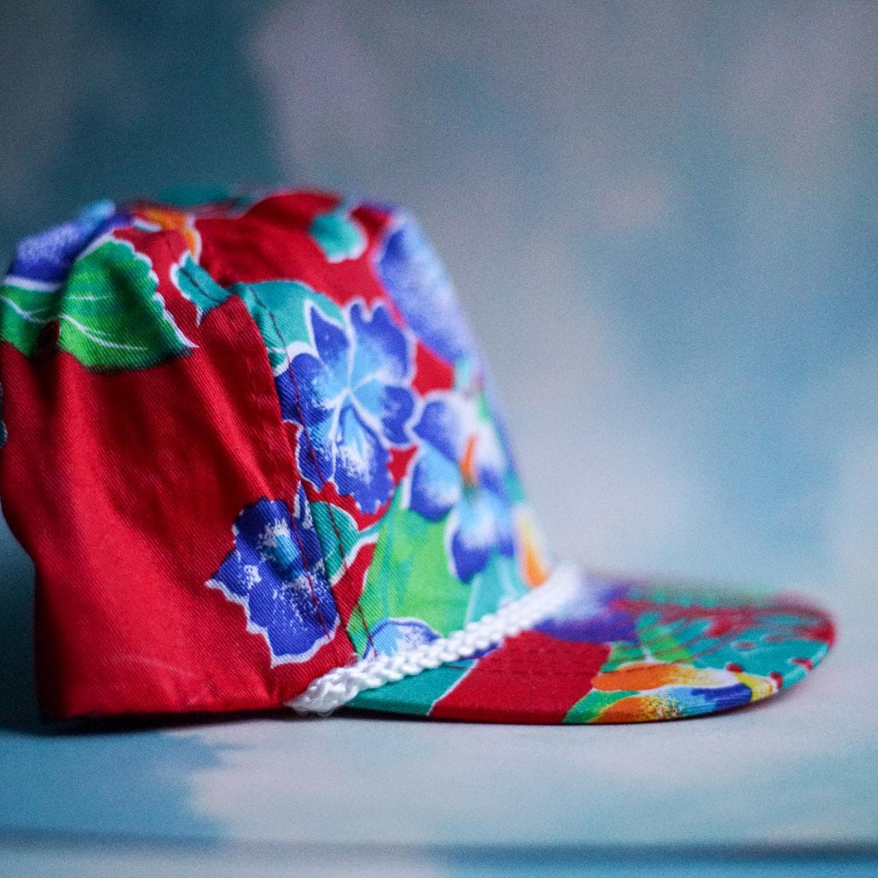 Vintage A-frame #Hawaiian hat 🌺 Snap closure with a structured front and white accent rope on the bill. Red underbrim. - Thumbnail 2
