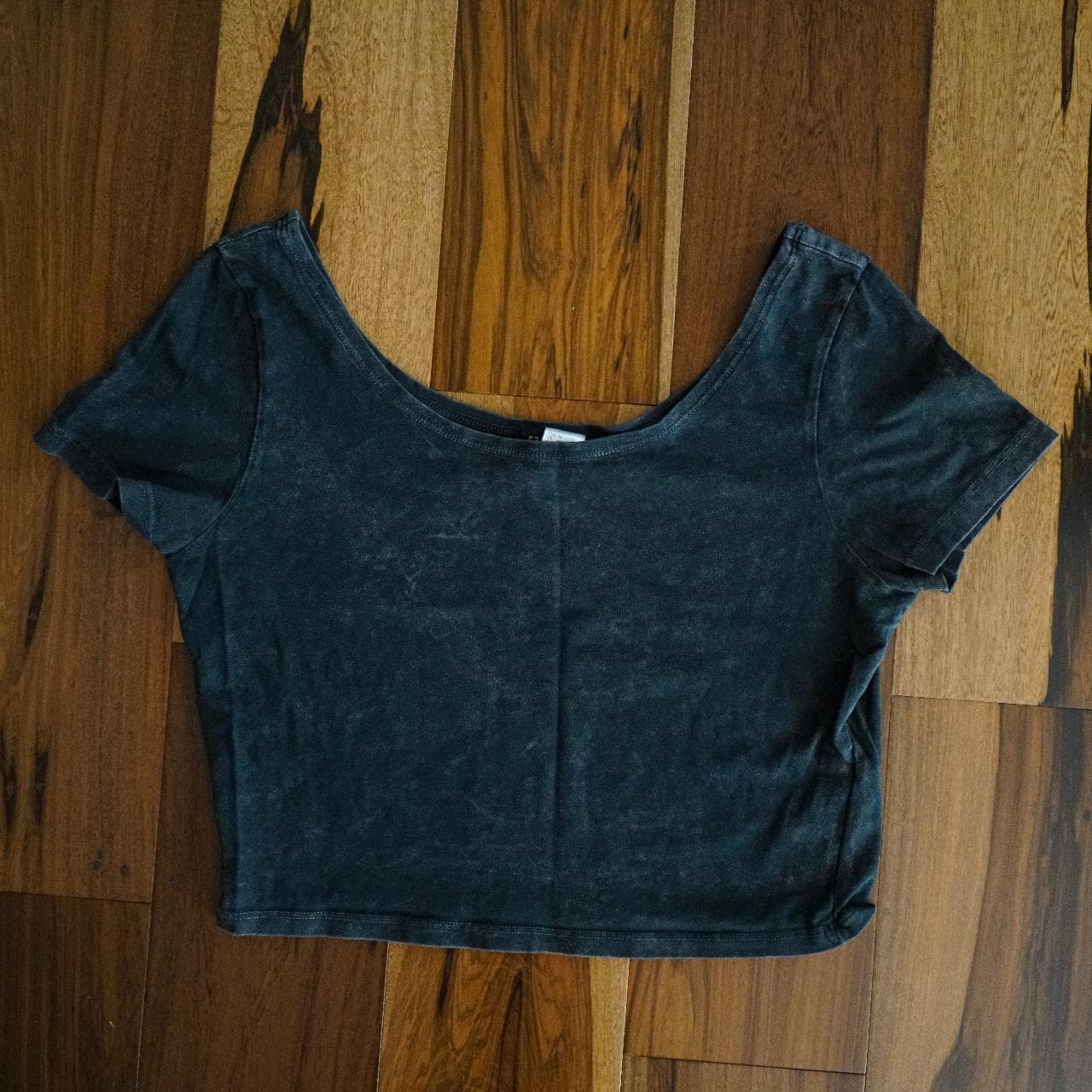 Stone-washed crop top 2-pack 🐰 Both shirts are women's size medium. - Thumbnail 3