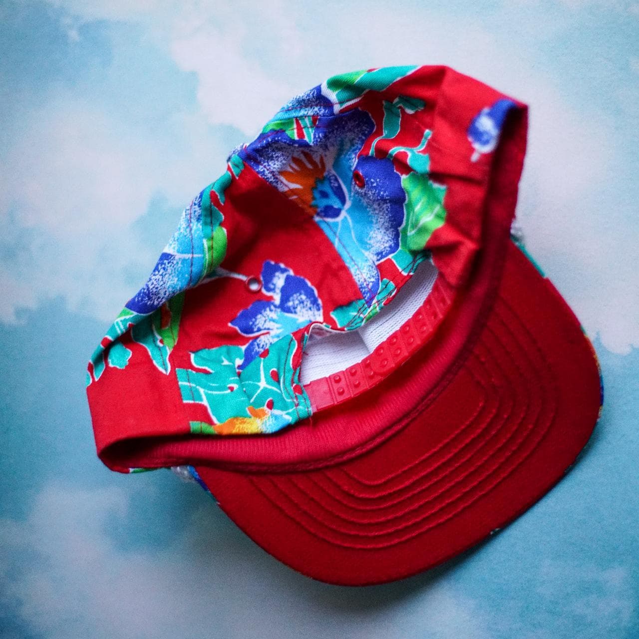 Vintage A-frame #Hawaiian hat 🌺 Snap closure with a structured front and white accent rope on the bill. Red underbrim. - Thumbnail 3