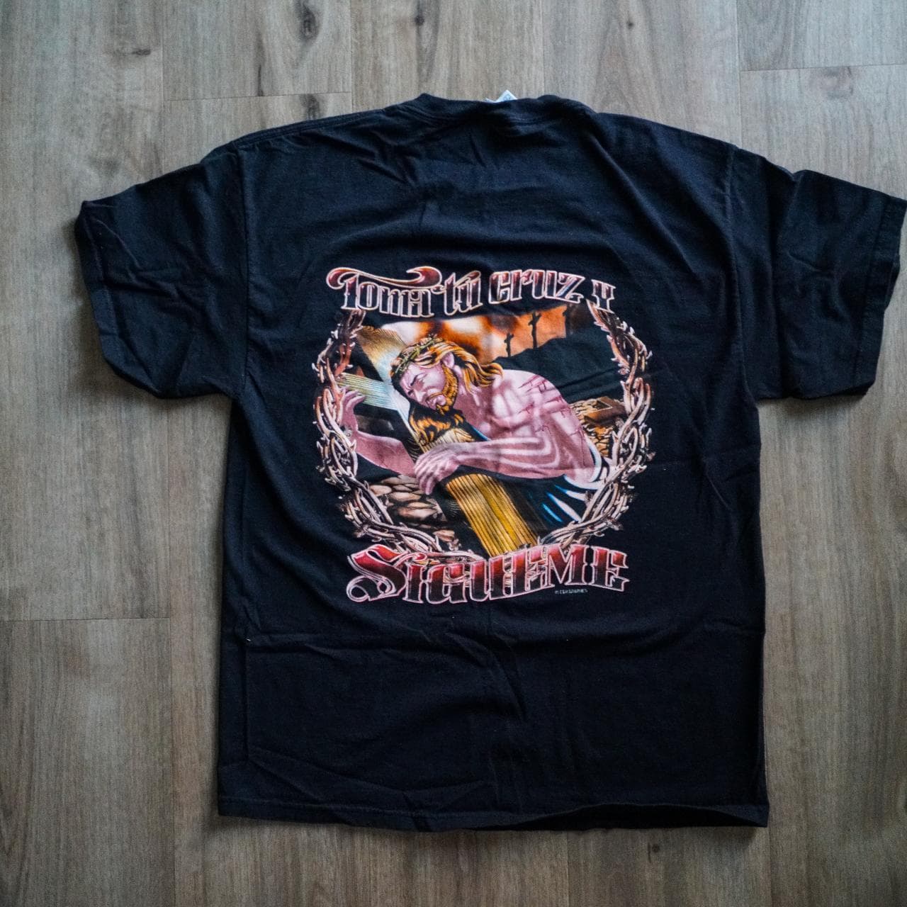 Religious "Take Up Your Cross and Follow Me" Spanish tee in XL. Tomar tu cruz y sigueme. Full-color #Jesus graphic on the back.