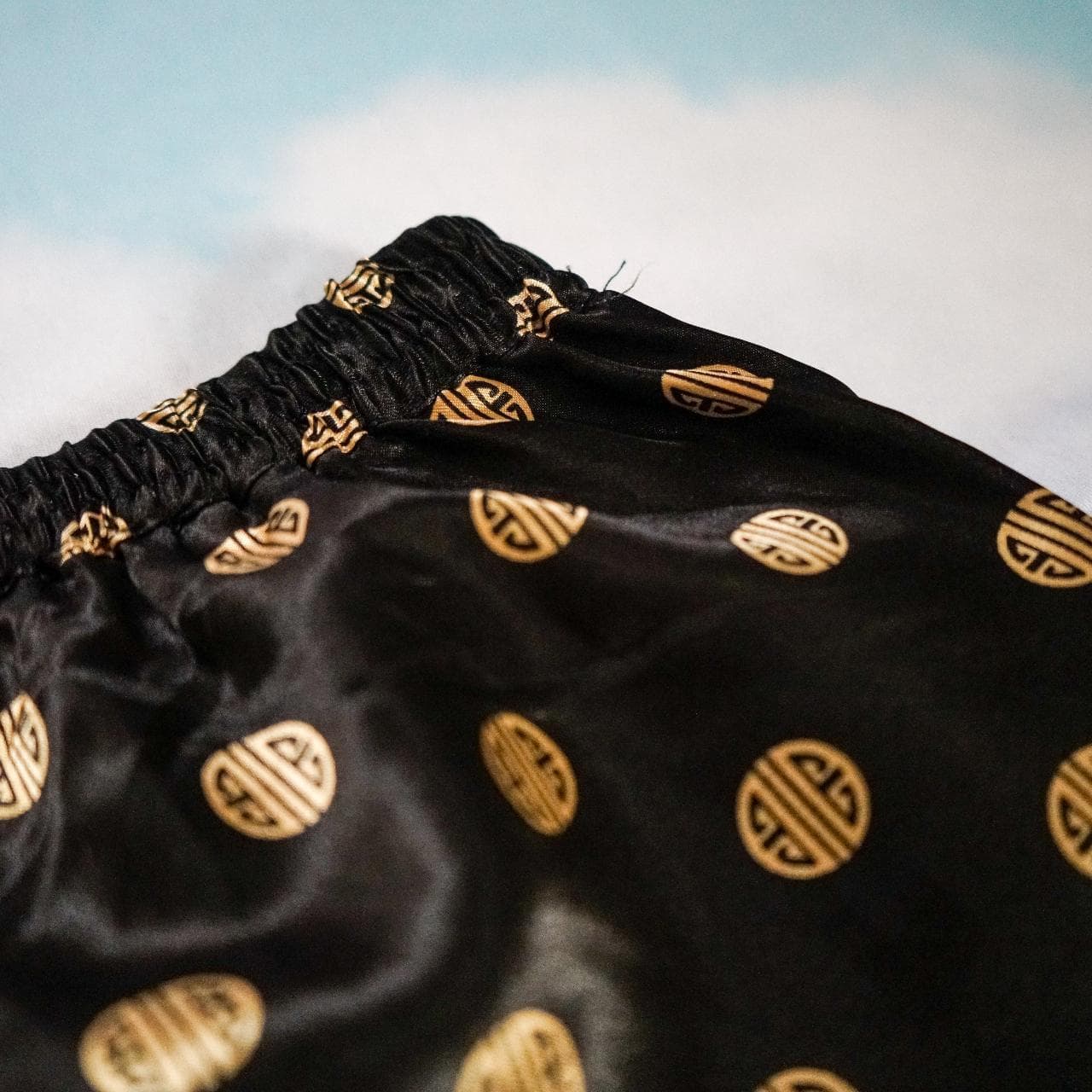 Robert Louis silk pajama pants in black and gold. Size XL 🌙 - Thumbnail 4