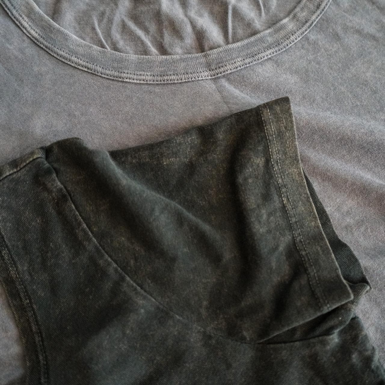 Stone-washed crop top 2-pack 🐰 Both shirts are women's size medium. - Thumbnail 2