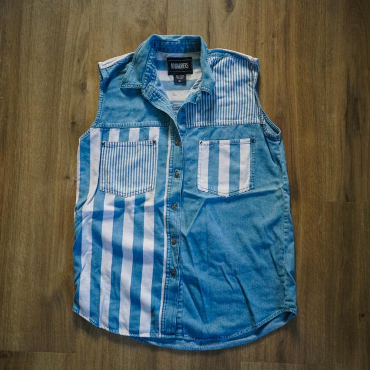 Sleeveless vintage #denim shirt by No Barriers. Women's size large, vintage oversized fit.