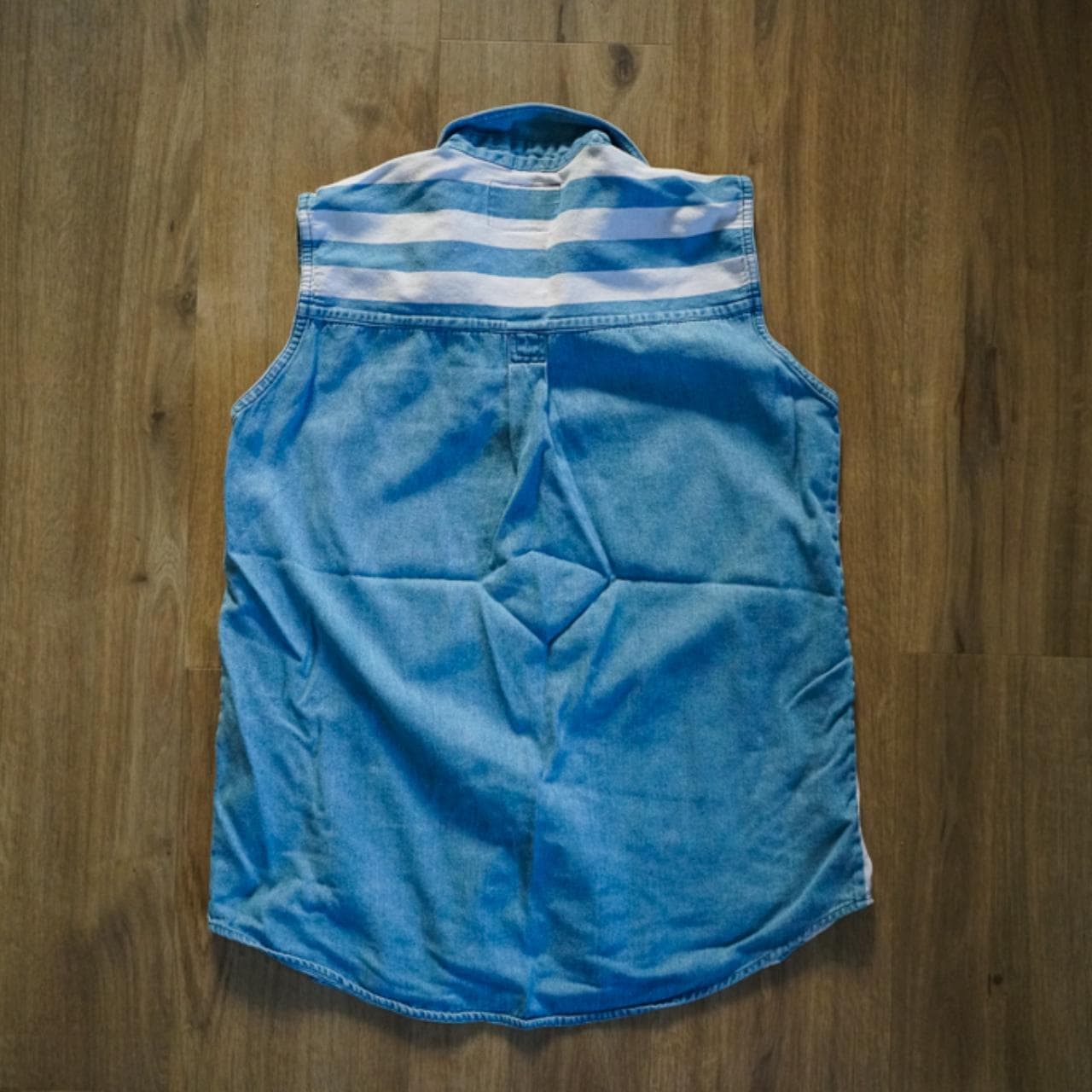 Sleeveless vintage #denim shirt by No Barriers. Women's size large, vintage oversized fit. - Thumbnail 3