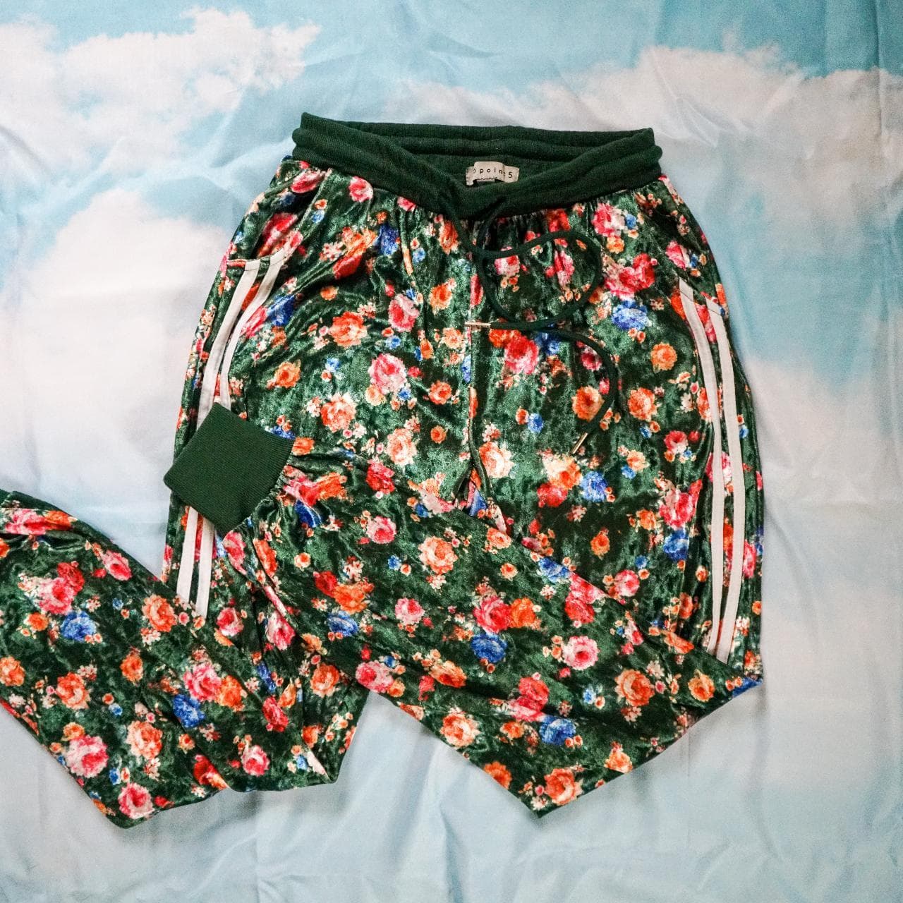 Floral crushed velvet tracksuit in forest green and multicolor. Size women's small. Flowers are pink, orange, and blue 💐