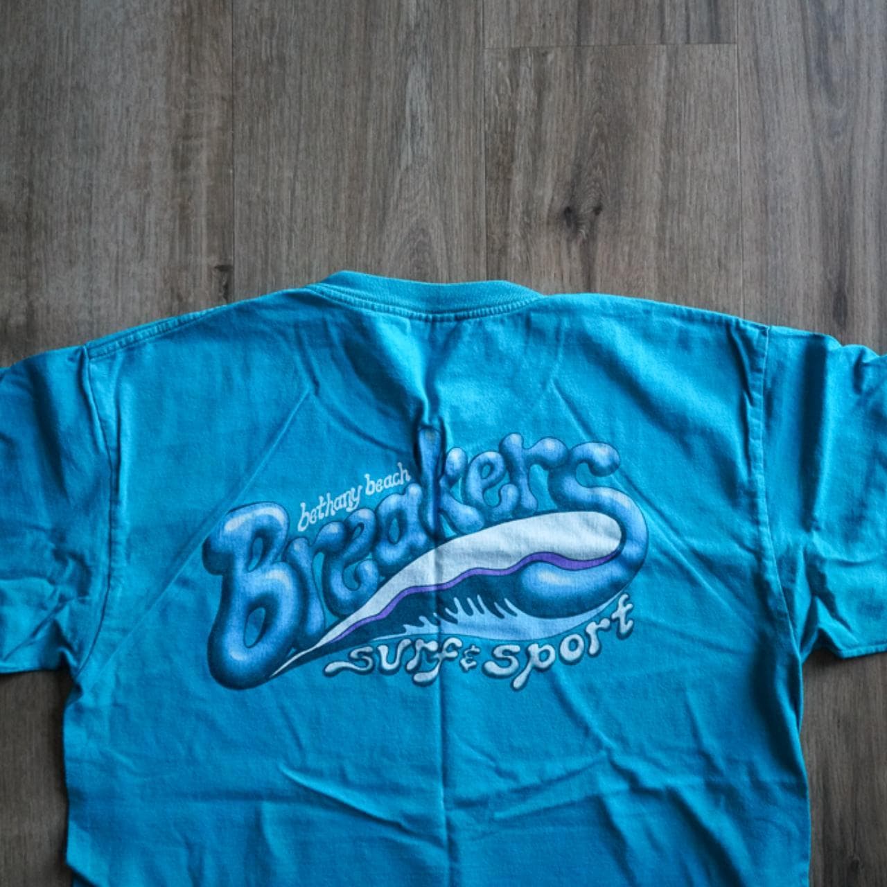 Vacation tee in turquoise. #BethanyBeach Breakers graphics on the front and back. Size adult large 🦋