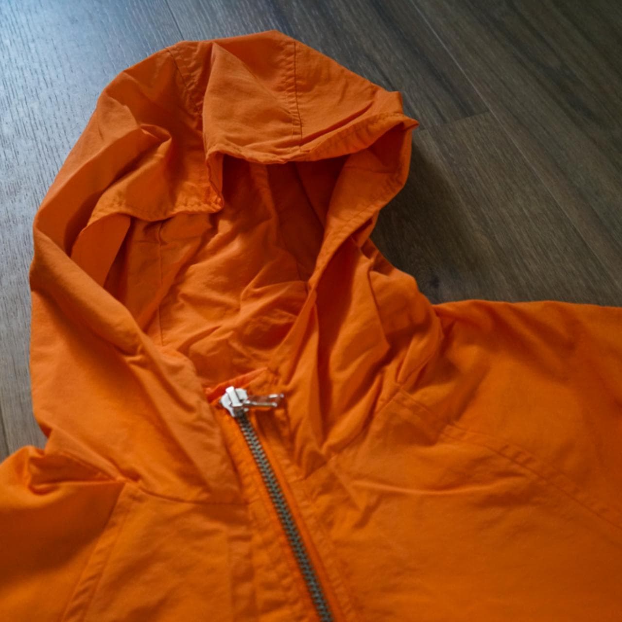 Bright #orange #anorak with silver zippers 🍊 Half-zip, front pocket, and pocket on the left sleeve. - Thumbnail 3