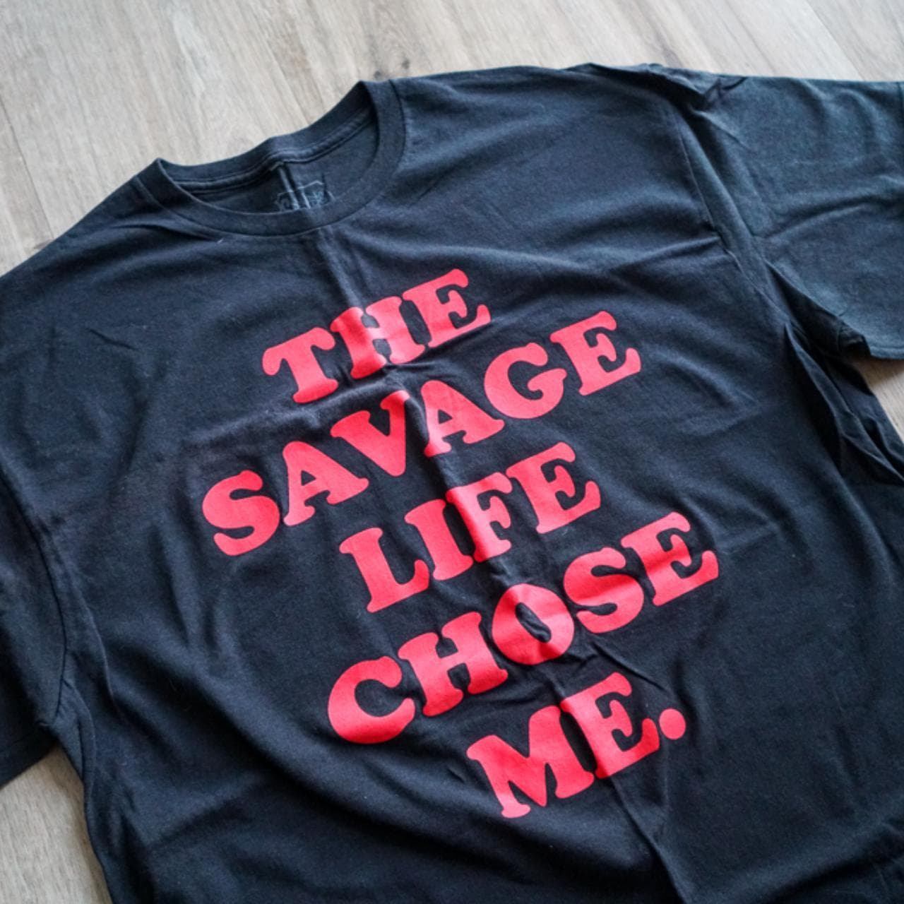 Meme tee in red and black. Graphic on front, "The savage life chose me." 😎 Size adult XL. - Thumbnail 2