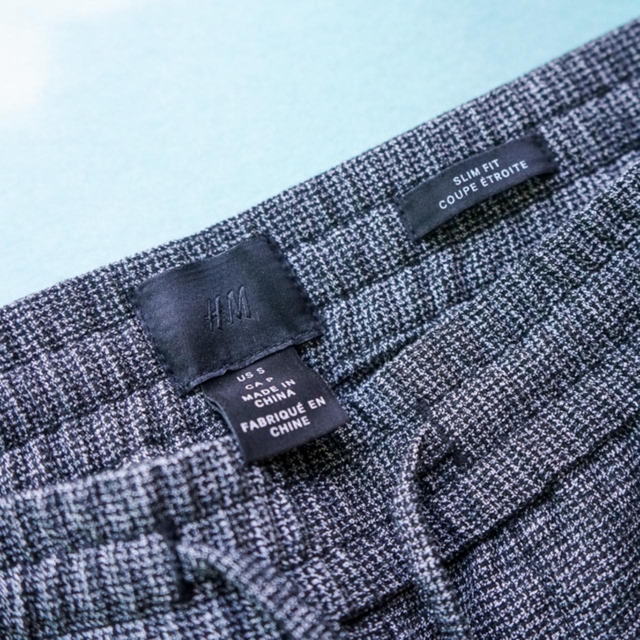 Micro checker tailored pant in men's small. Features drawstring closure, and pockets on the front and back 🪡 - Thumbnail 4