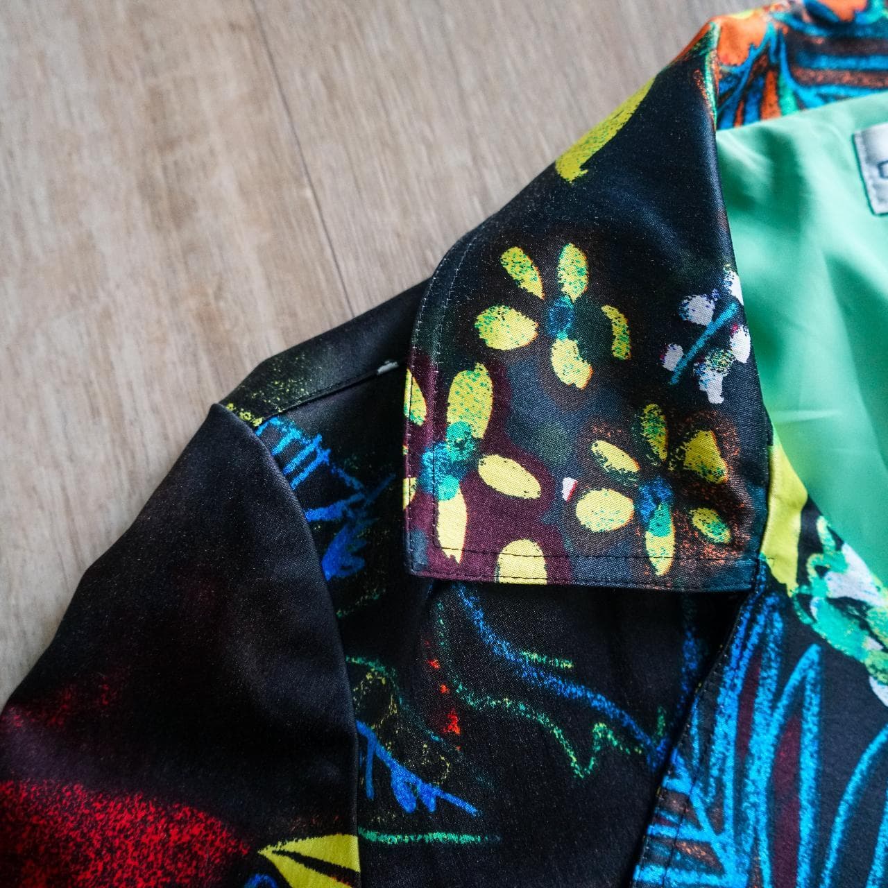 Women's printed riding jacket by #Chicos in size 0 🧥 Chico's is known for their alternative sizing. The jacket fits like a women's 4/6. Features gold accents, green lining, and pockets throughout. - Thumbnail 2