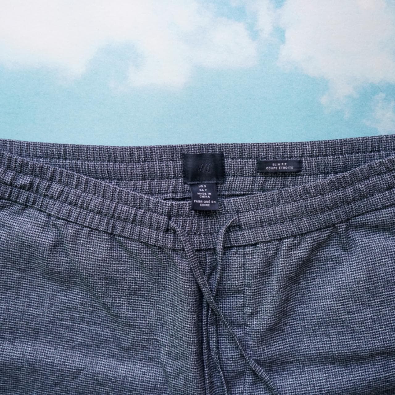 Micro checker tailored pant in men's small. Features drawstring closure, and pockets on the front and back 🪡 - Thumbnail 3