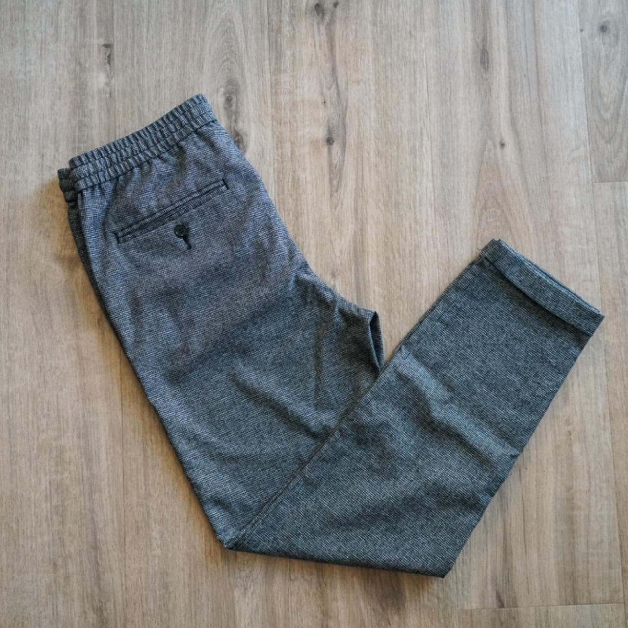 Micro checker tailored pant in men's small. Features drawstring closure, and pockets on the front and back 🪡