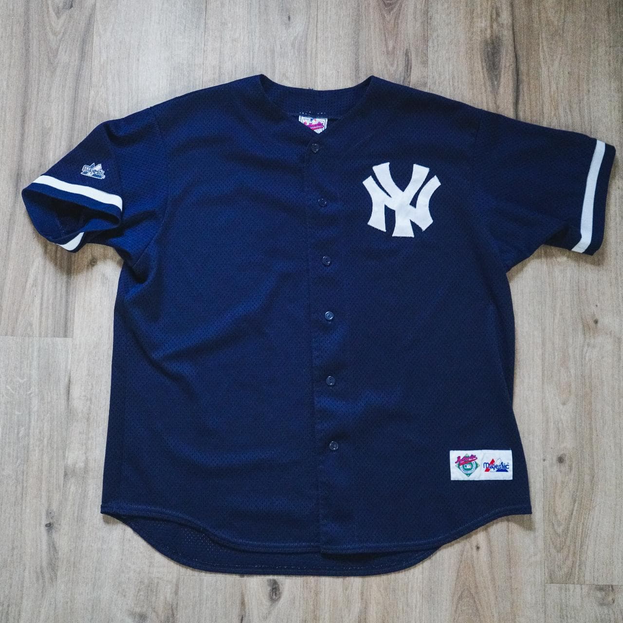New York #Yankees 1990s #Majestic jersey in navy with sewn accents on front and logo on sleeve ⚾️ Size adult XL.