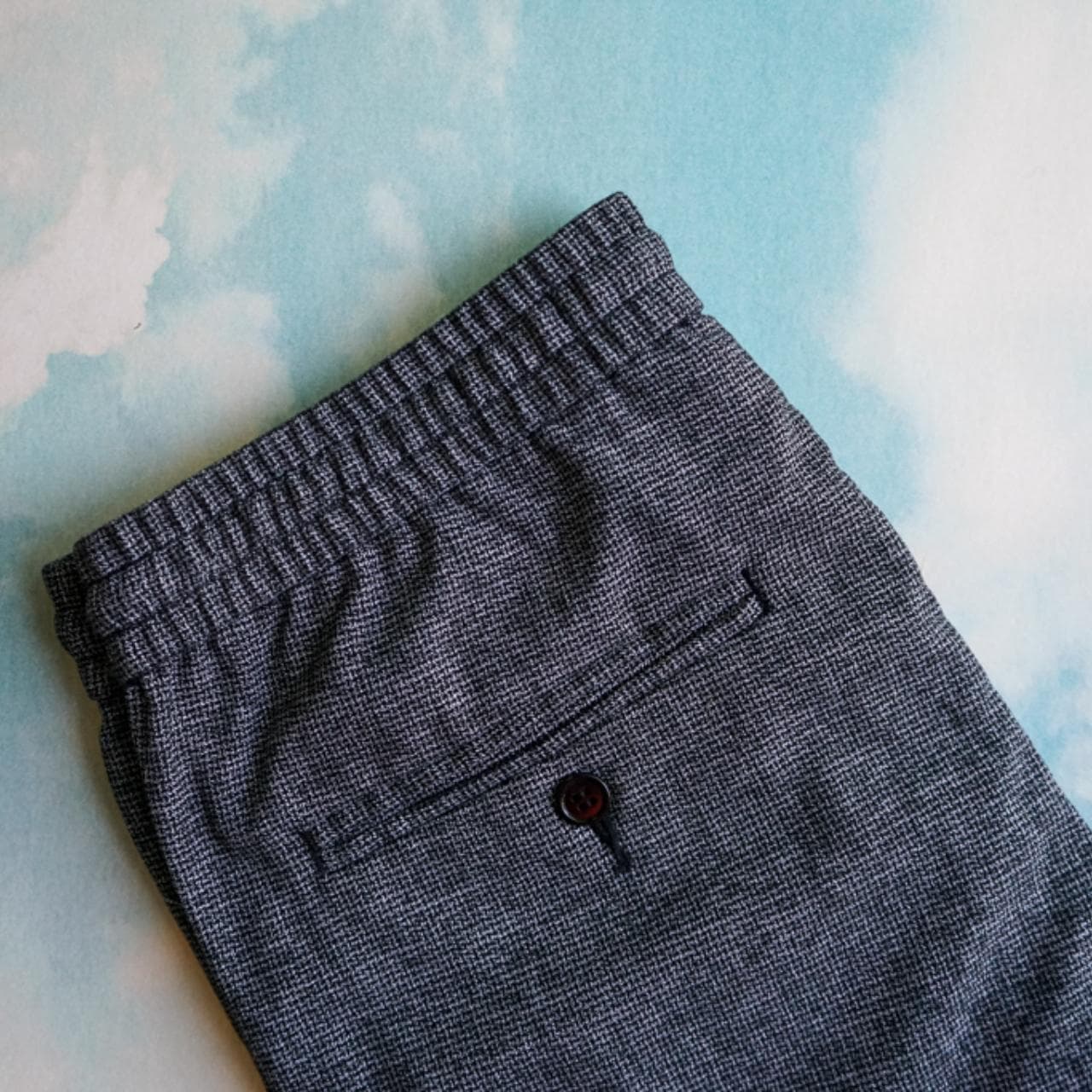 Micro checker tailored pant in men's small. Features drawstring closure, and pockets on the front and back 🪡 - Thumbnail 2