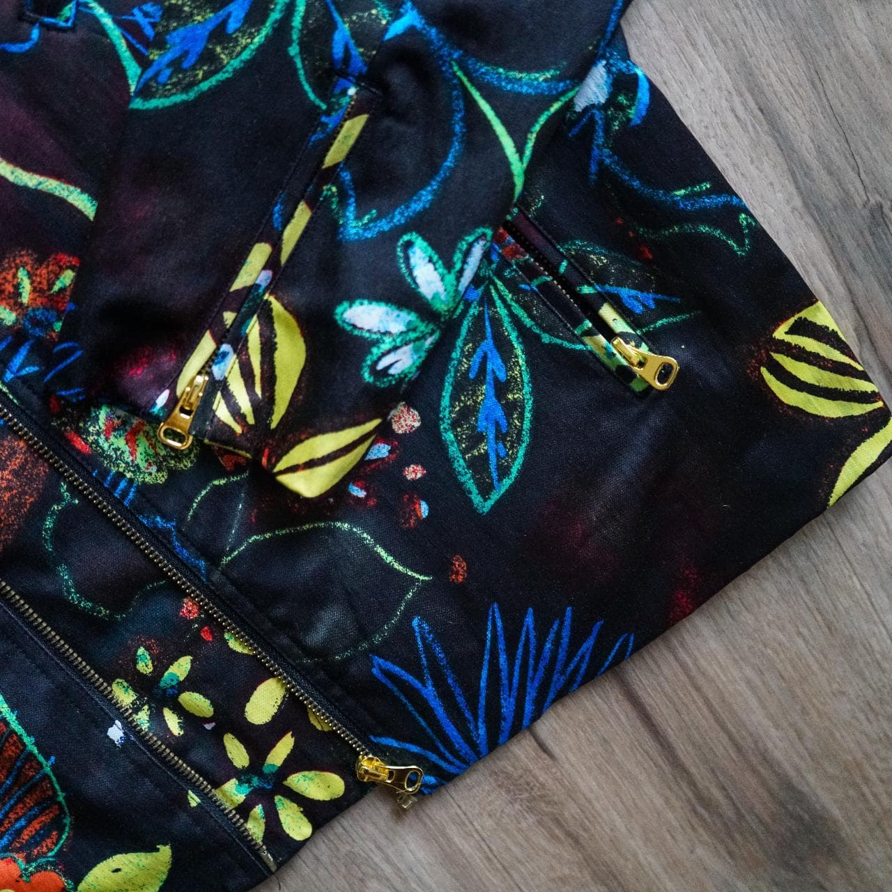 Women's printed riding jacket by #Chicos in size 0 🧥 Chico's is known for their alternative sizing. The jacket fits like a women's 4/6. Features gold accents, green lining, and pockets throughout. - Thumbnail 3