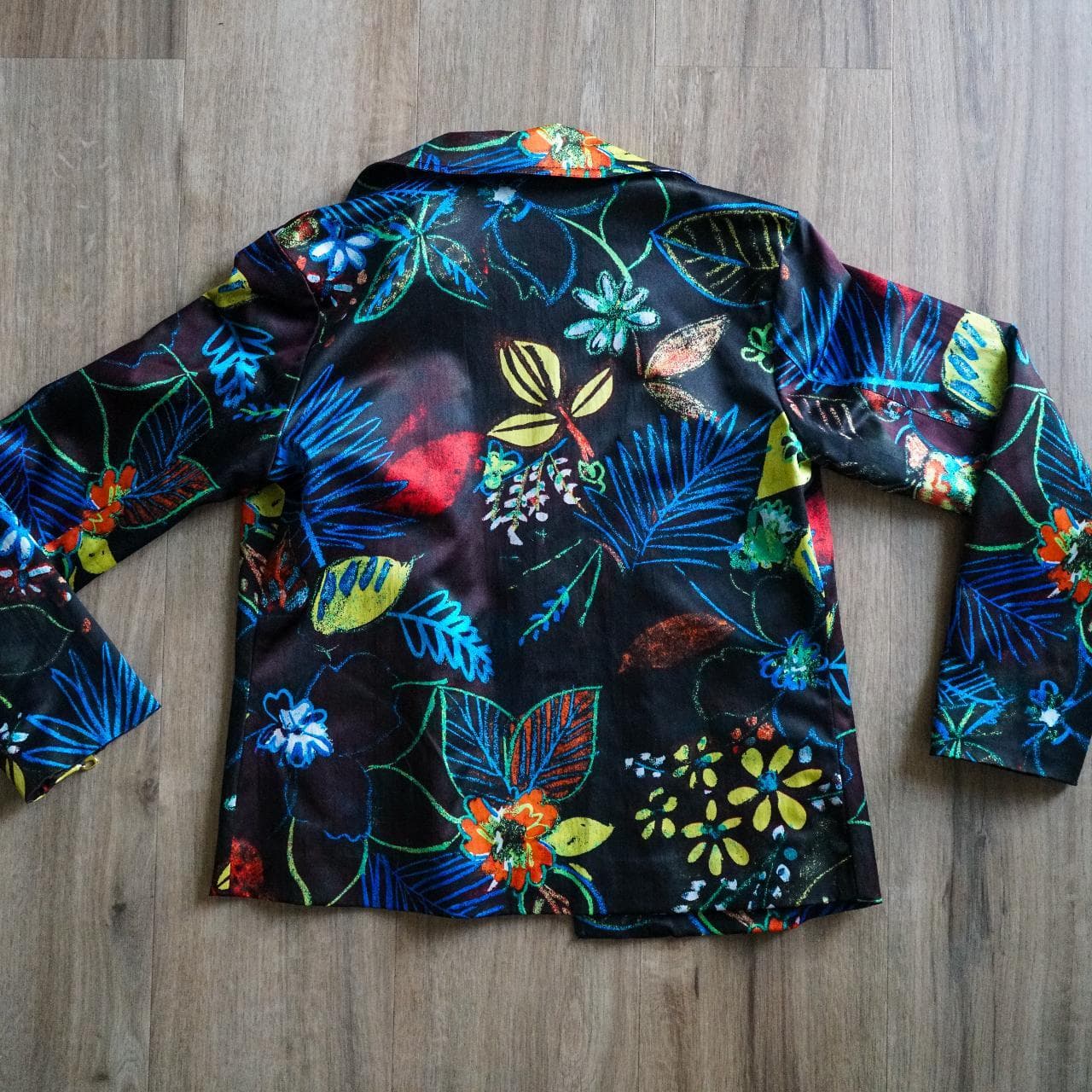 Women's printed riding jacket by #Chicos in size 0 🧥 Chico's is known for their alternative sizing. The jacket fits like a women's 4/6. Features gold accents, green lining, and pockets throughout. - Thumbnail 4