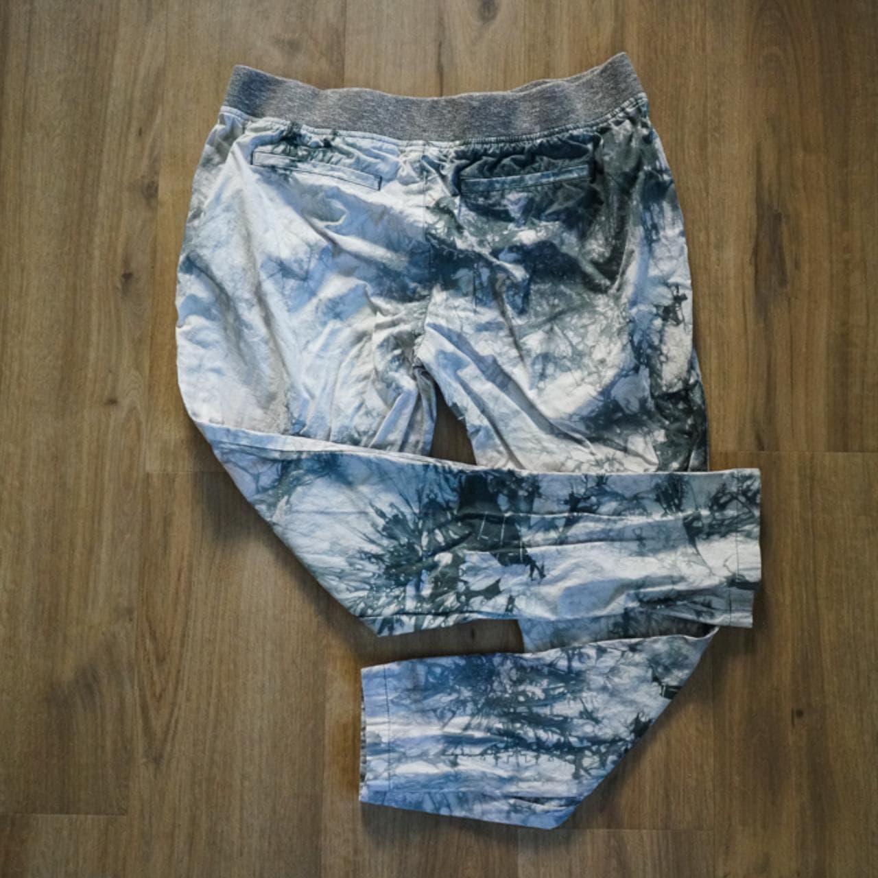Gray and white #Cabi tie-dye pants with adjustable waist. Straight leg. Size large. - Thumbnail 4