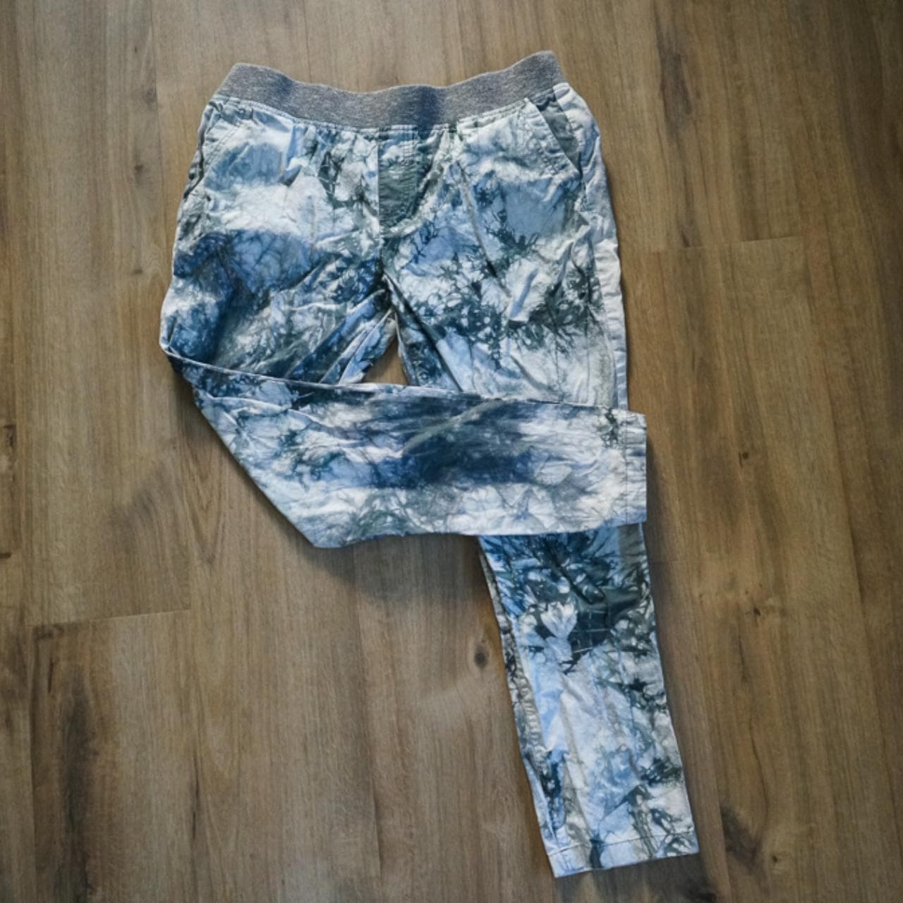 Gray and white #Cabi tie-dye pants with adjustable waist. Straight leg. Size large.